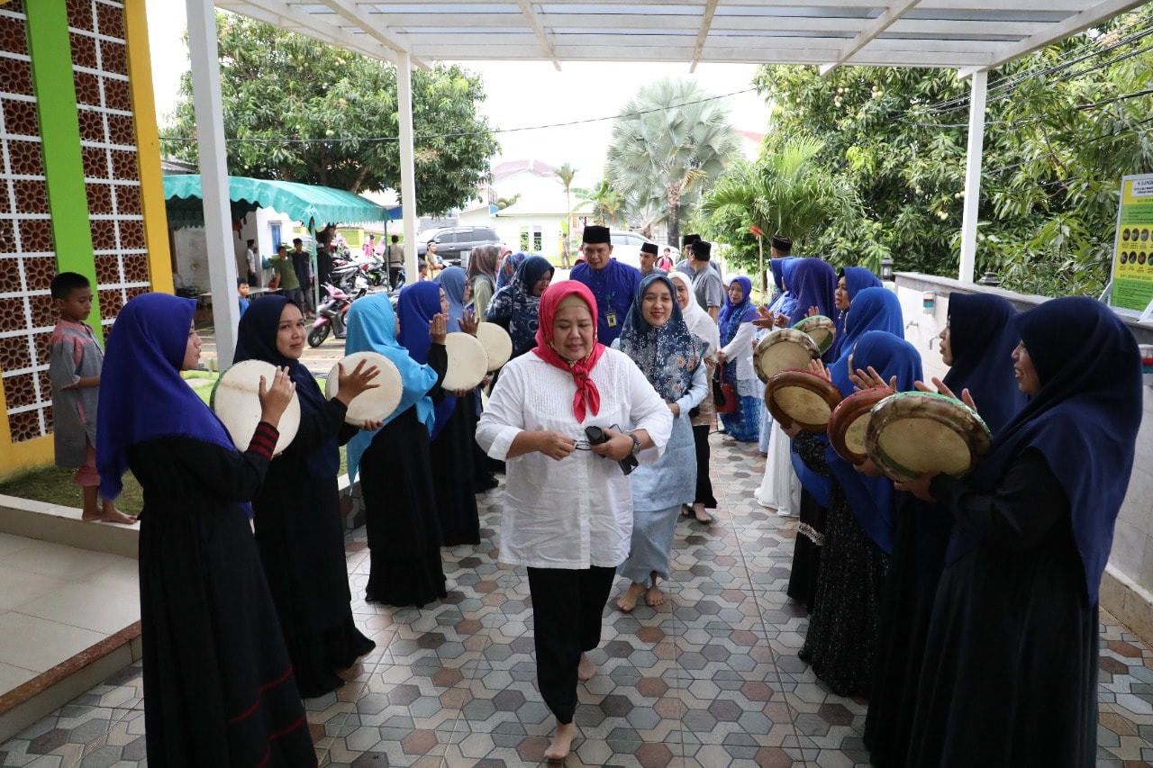 WAGUB Marlin, disambut saat tiba di kegiatan rutin bulanan BKMT Batamkota, berupa pengajian di Masjid Jamik Al Ikhlas, Seipanas, Jumat (20/1/2023).
