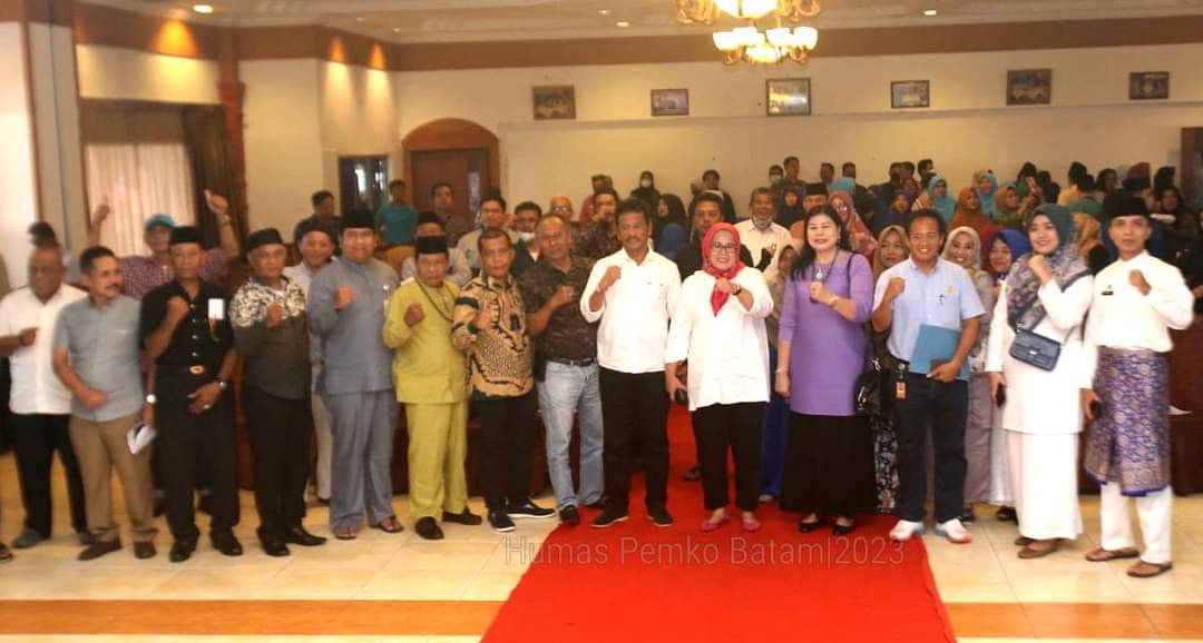 WAGUB Marlin, bersama Wali Kota Batam H Muhammad Rudi (HMR) foto bersama masyarakat usai menghadiri Musrenbang Kelurahan Bengkonglaut, Kecamatan Bengkong, Kota Batam, Jumat (20/1/2023) siang.