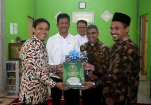 Serahkan Sertifikat Tanah untuk Pesantren, Wamen ATR Puji Gerak Cepat PTSL HMR