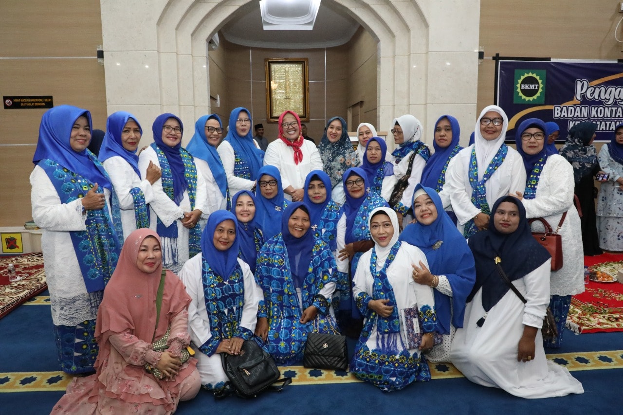 WAGUB Marlin, foto jajaran BKMT Batamkota, usai menghadiri kegiatan rutin bulanan BKMT Batamkota, berupa pengajian di Masjid Jamik Al Ikhlas, Seipanas, Jumat (20/1/2023).