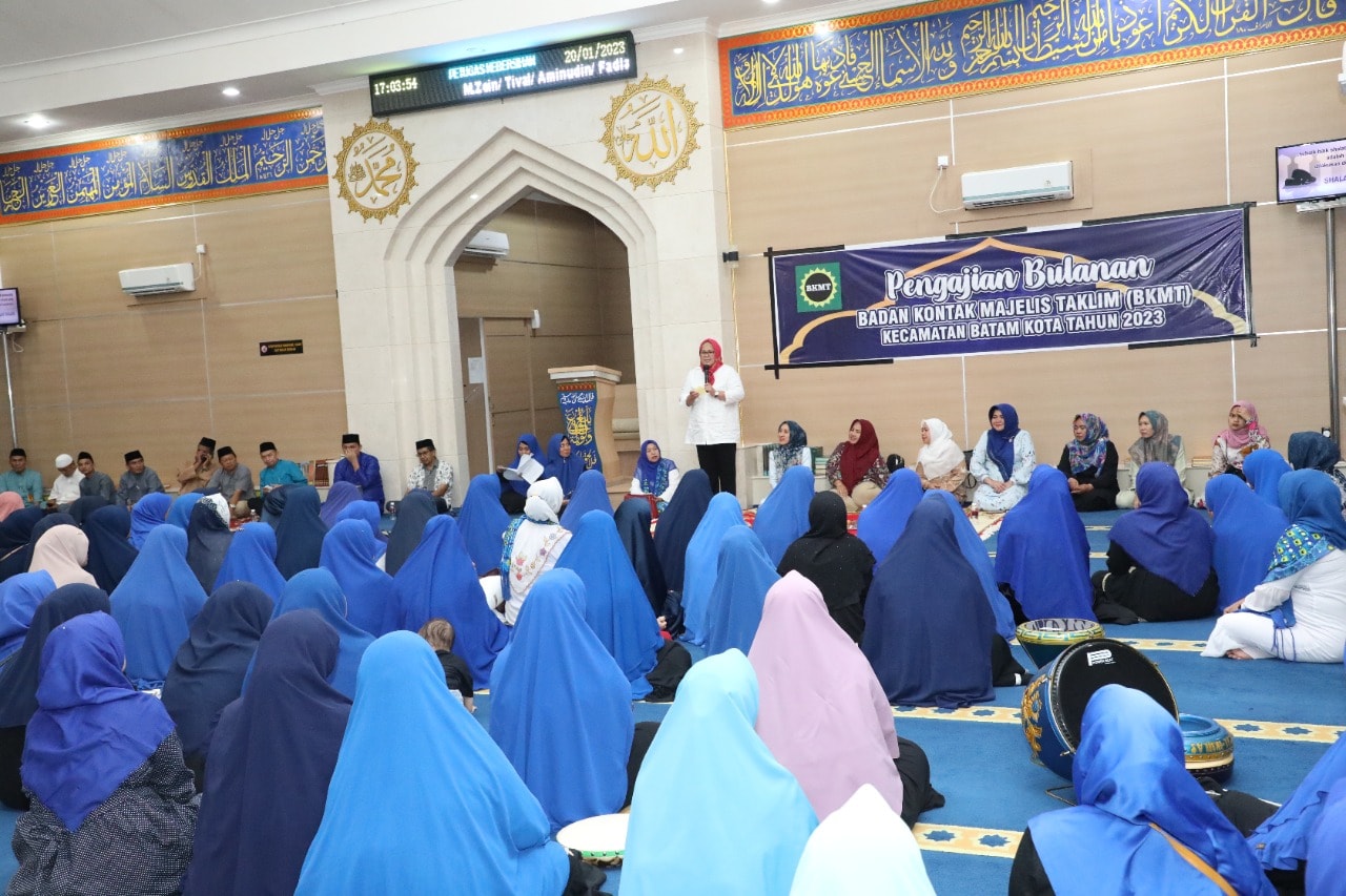 JEMAAH menyimak sambutan Wagub Marlin, dalam kegiatan rutin bulanan BKMT Batamkota, berupa pengajian di Masjid Jamik Al Ikhlas, Seipanas, Jumat (20/1/2023).