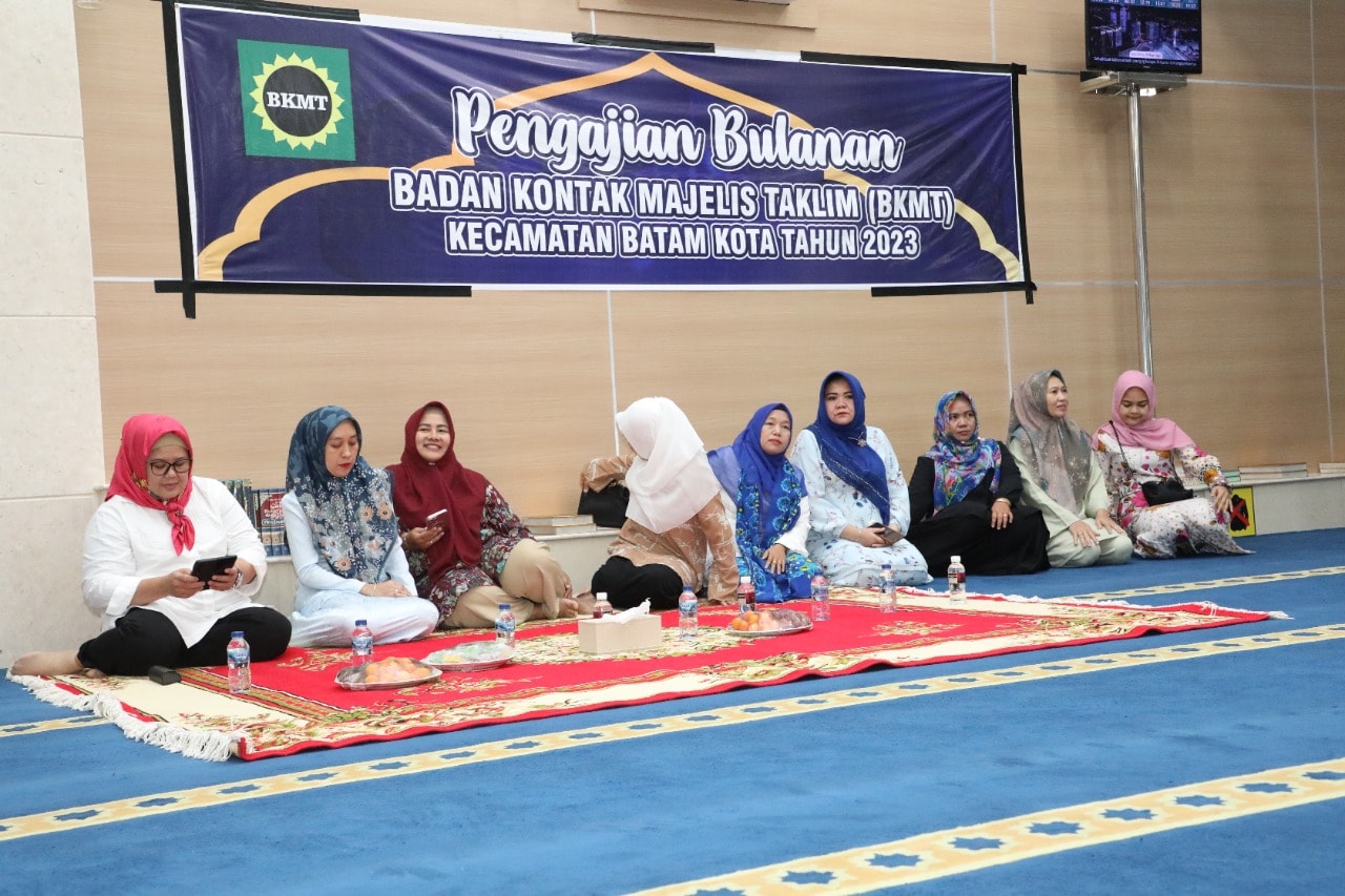 WAGUB Marlin, tampak santai sebelum acara rutin bulanan BKMT Batamkota, berupa pengajian, dimulai di Masjid Jamik Al Ikhlas, Seipanas, Jumat (20/1/2023).