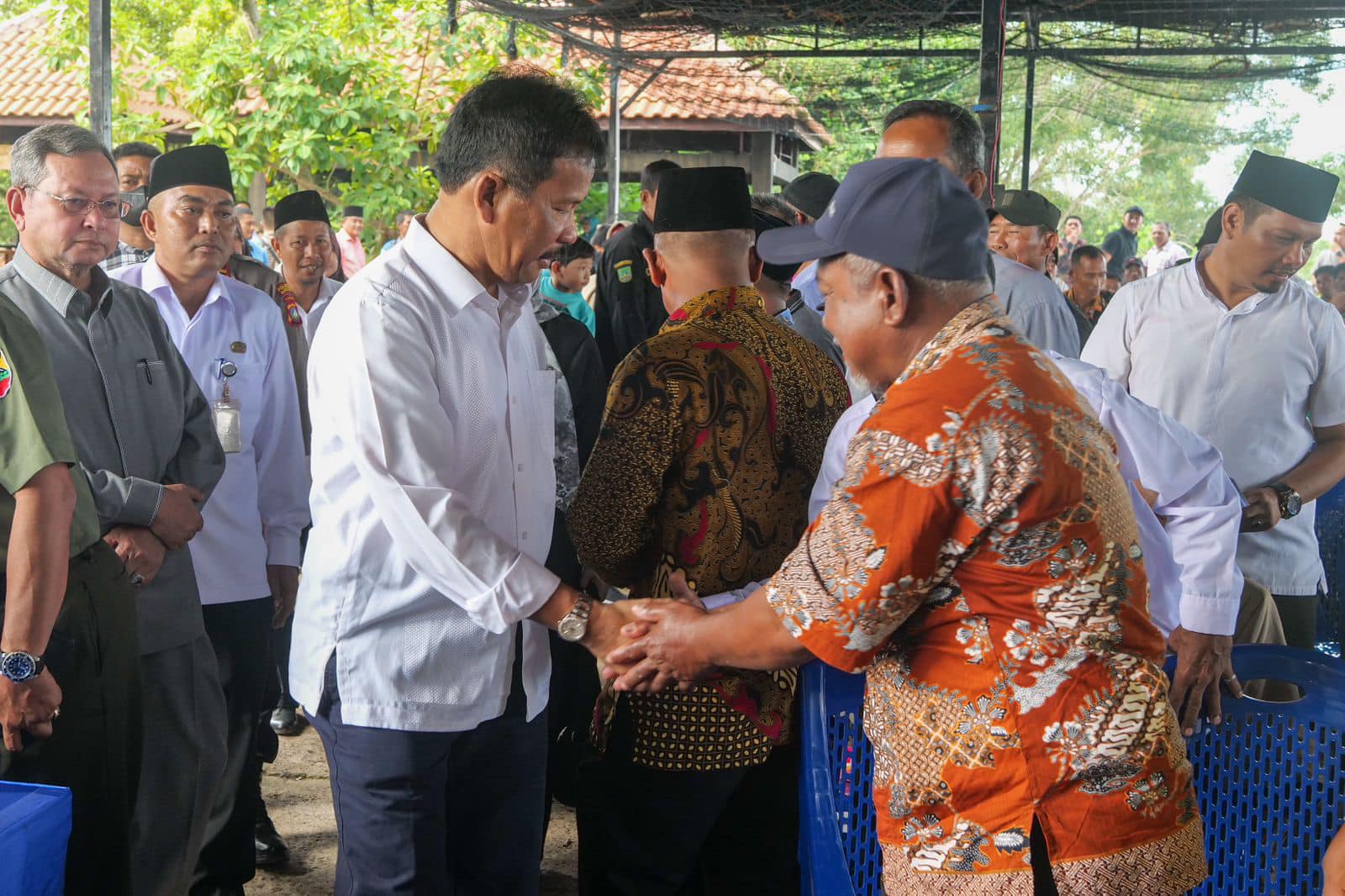 WALI KOTA Batam H Muhammad Rudi (HMR), menyambut sapaan warga saat akan menghadiri Musrenbang Kecamatan Bulang, di Nipah Island Resort, Jembatan II Barelang, Rabu (8/2/2023).