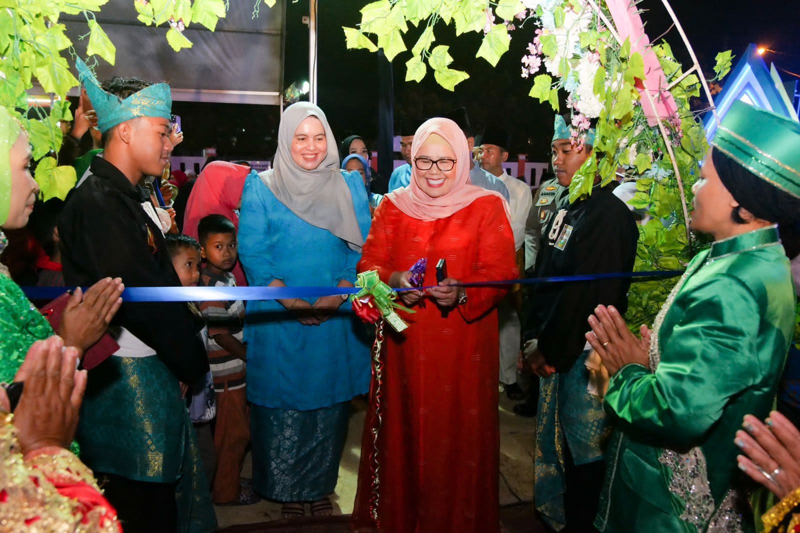 WAGUB Marlin, memotong pita tanda membuka bazar STQ IX Tingkat Kecamatan Sagulung, di Masjid Darul Muttaqin Tunas Regency, Kelurahan Seibinti, Sagulung Minggu (5/2/2023) malam.