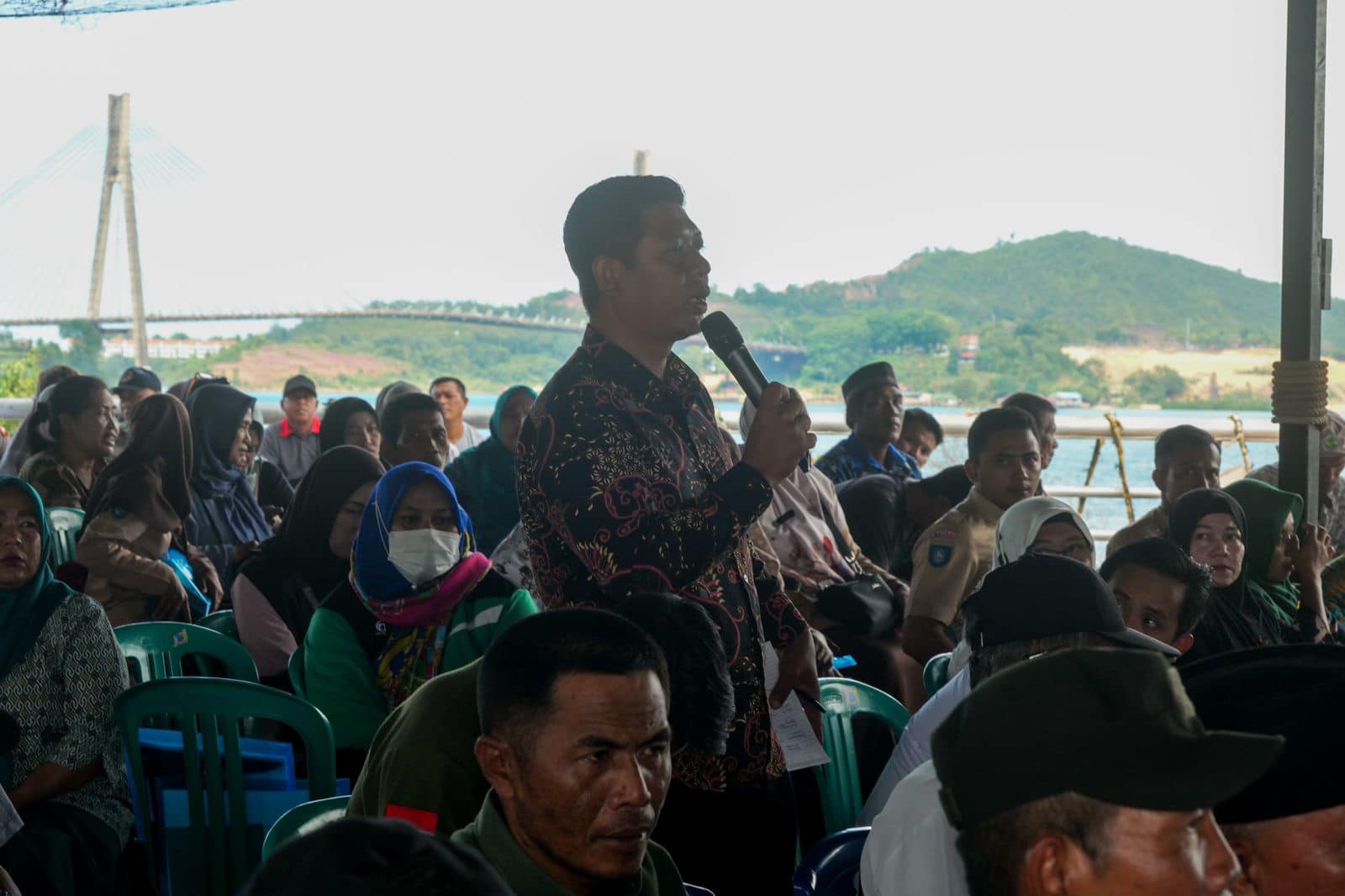 WARGA bertanya kepada Wali Kota Batam H Muhammad Rudi (HMR), di Musrenbang Kecamatan Bulang, di Nipah Island Resort, Jembatan II Barelang, Rabu (8/2/2023).