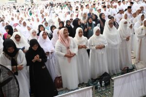 WARTA FOTO: Dampingi HMR, Marlin Hadiri Haul Akbar Ke-13 Jemaah Al-Khidmah