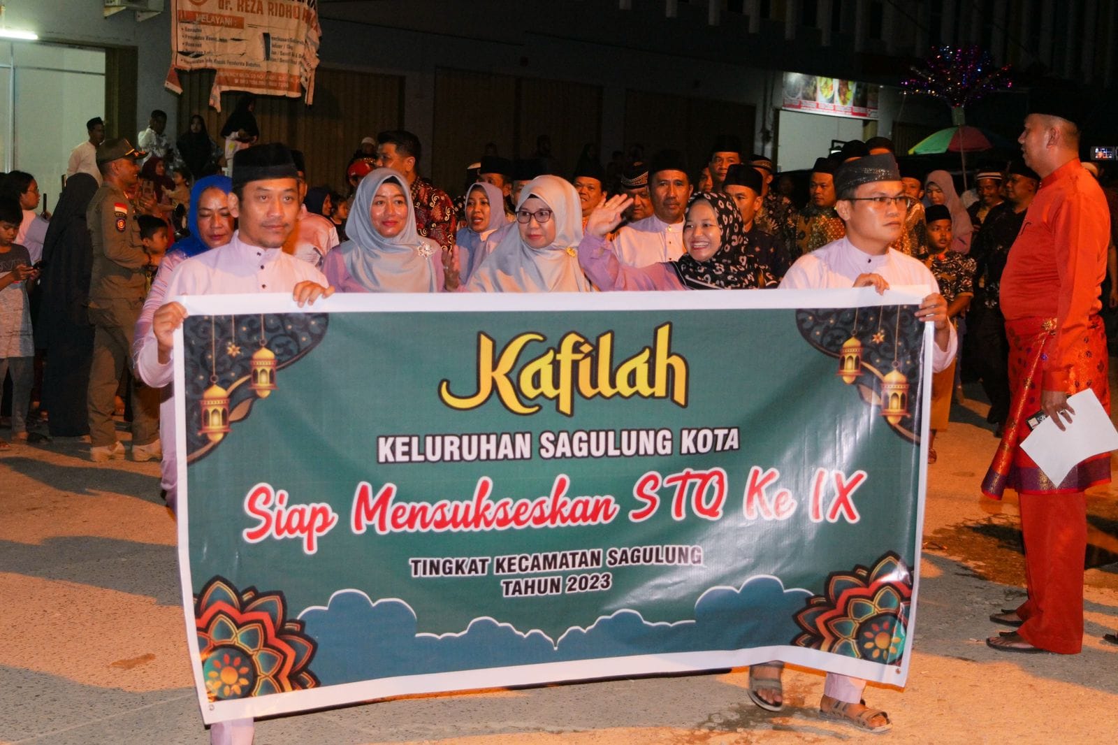KAFILAH Kelurahan Sagulungkota, ikut parade di sela Pembukaan STQ IX Tingkat Kecamatan Sagulung, di Masjid Darul Muttaqin Tunas Regency, Kelurahan Seibinti, Sagulung Minggu (5/2/2023) malam.