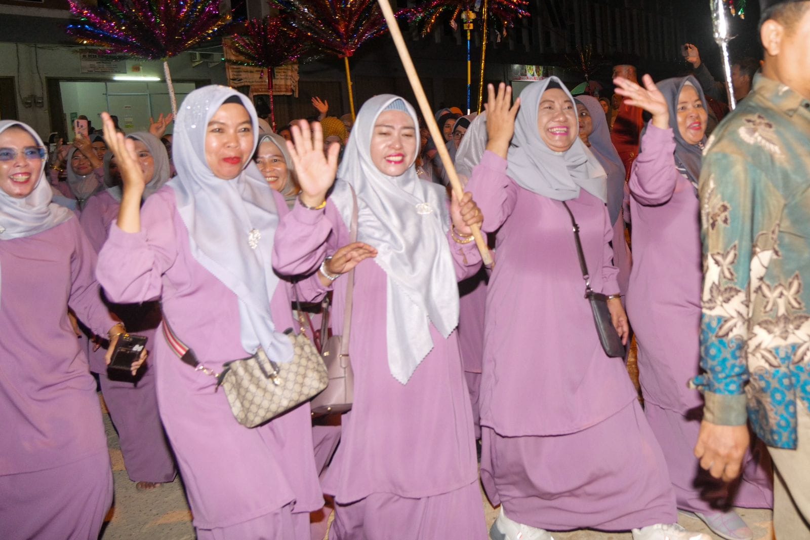 PARA peserta parade melambaikan tangan di sela Pembukaan STQ IX Tingkat Kecamatan Sagulung, di Masjid Darul Muttaqin Tunas Regency, Kelurahan Seibinti, Sagulung Minggu (5/2/2023) malam.