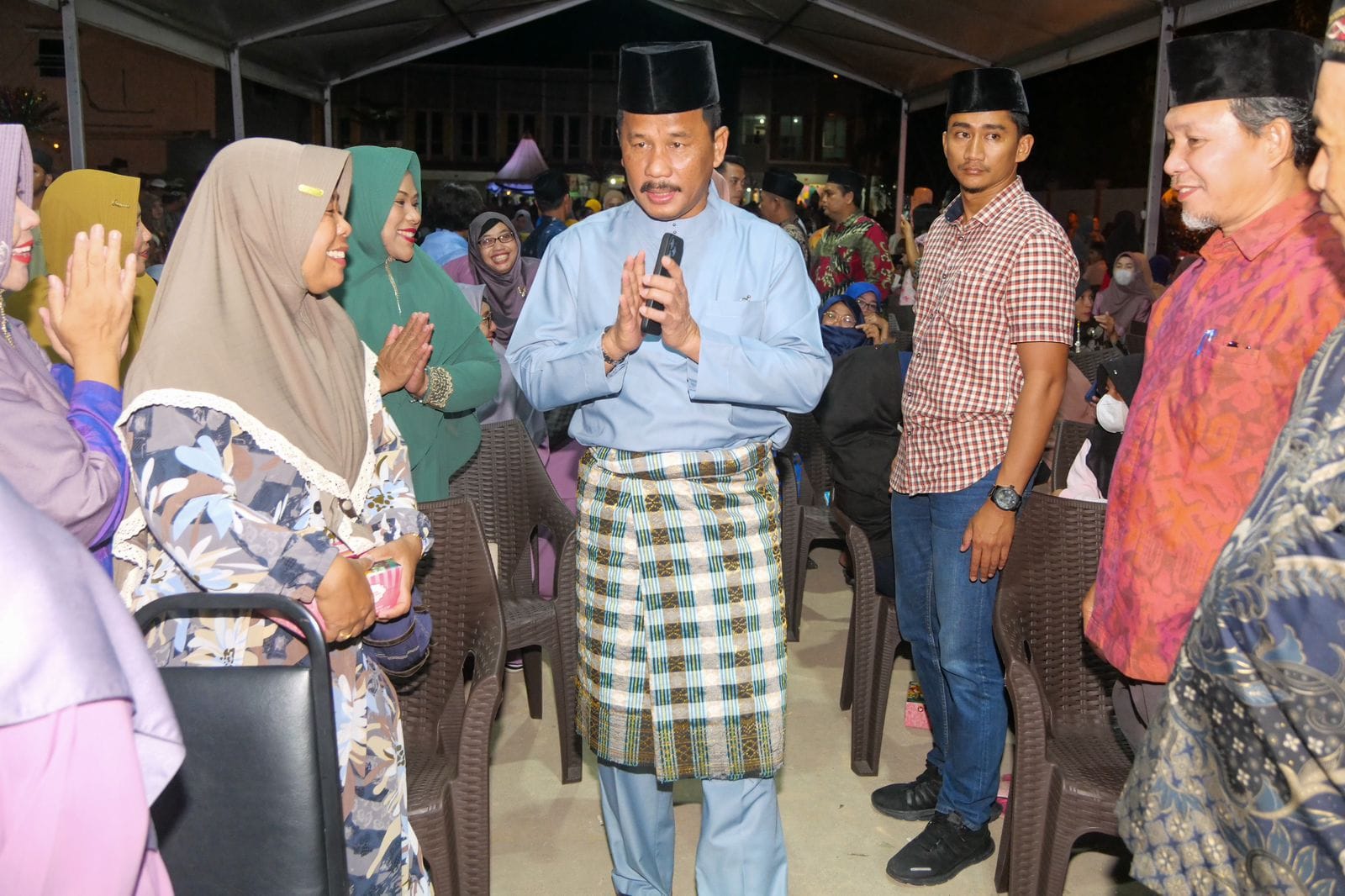 WALI KOTA Batam/Kepala Badan Pengusahaan Batam H Muhammad Rudi (HMR), membalas salam warga saat menghadiri pembukaan STQ IX Tingkat Kecamatan Sagulung, di Masjid Darul Muttaqin Tunas Regency, Kelurahan Seibinti, Sagulung Minggu (5/2/2023) malam.