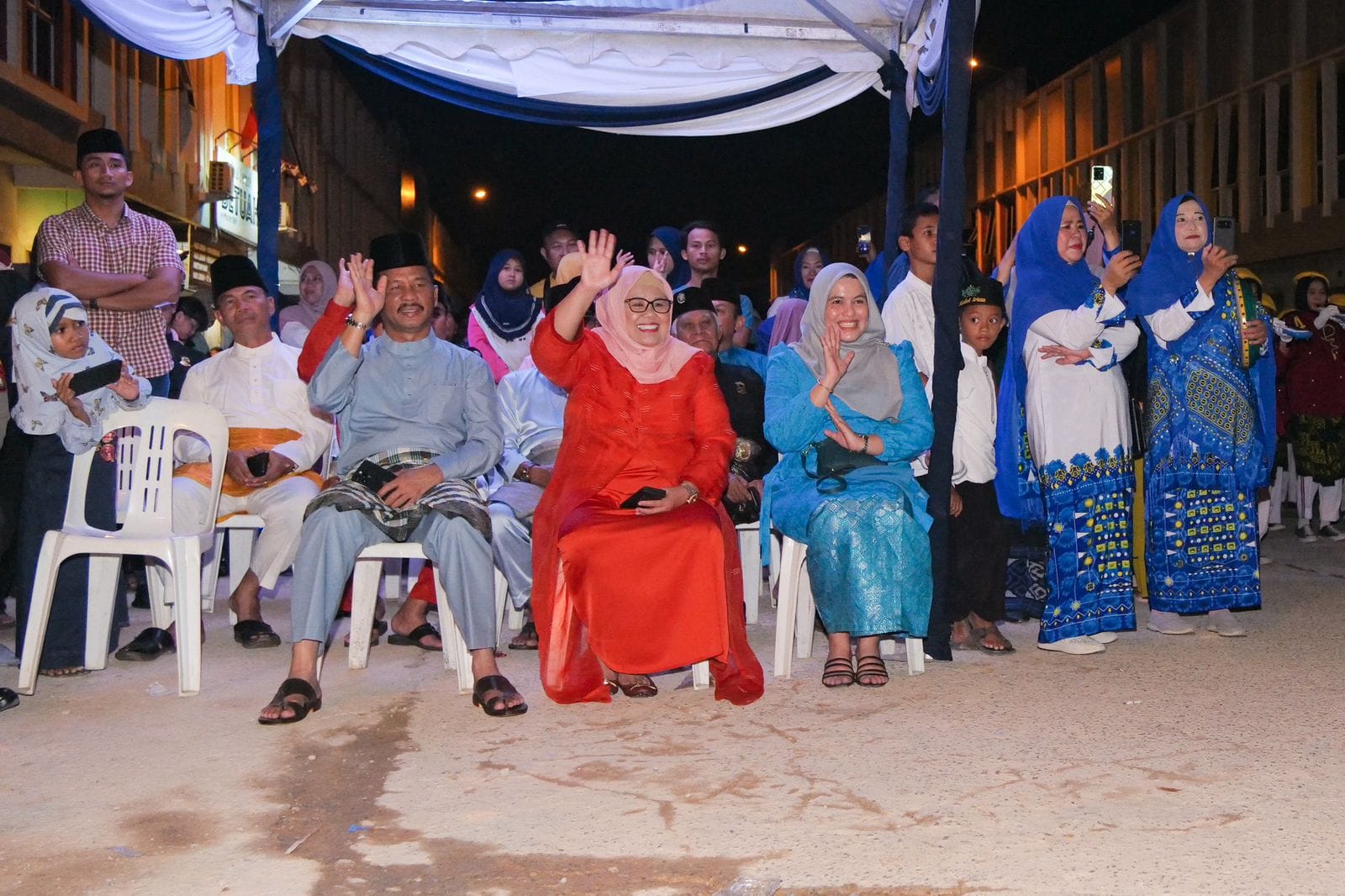 WAGUB Marlin bersama Wali Kota Batam/Kepala Badan Pengusahaan Batam H Muhammad Rudi (HMR), melambaikan tangan kepada para peserta parade di sela Pembukaan STQ IX Tingkat Kecamatan Sagulung, di Masjid Darul Muttaqin Tunas Regency, Kelurahan Seibinti, Sagulung Minggu (5/2/2023) malam.