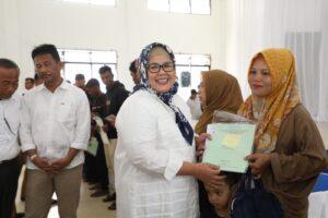 Bersama HMR, Wagub Marlin Bagikan 61 Sertifikat Tanah untuk Warga Belakangpadang