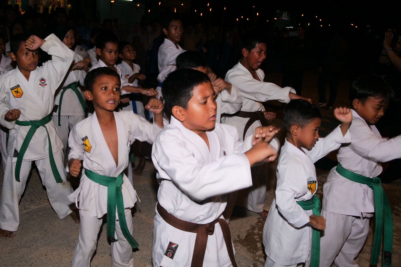 ATLET cilik beladiri ikut berparade di sela Pembukaan STQ IX Tingkat Kecamatan Sagulung, di Masjid Darul Muttaqin Tunas Regency, Kelurahan Seibinti, Sagulung Minggu (5/2/2023) malam.