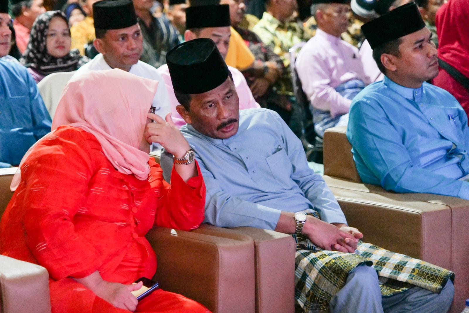 WAGUB Marlin, berbincang dengan Wali Kota Batam/Kepala Badan Pengusahaan Batam H Muhammad Rudi (HMR), di sela Pembukaan STQ IX Tingkat Kecamatan Sagulung, di Masjid Darul Muttaqin Tunas Regency, Kelurahan Seibinti, Sagulung Minggu (5/2/2023) malam.