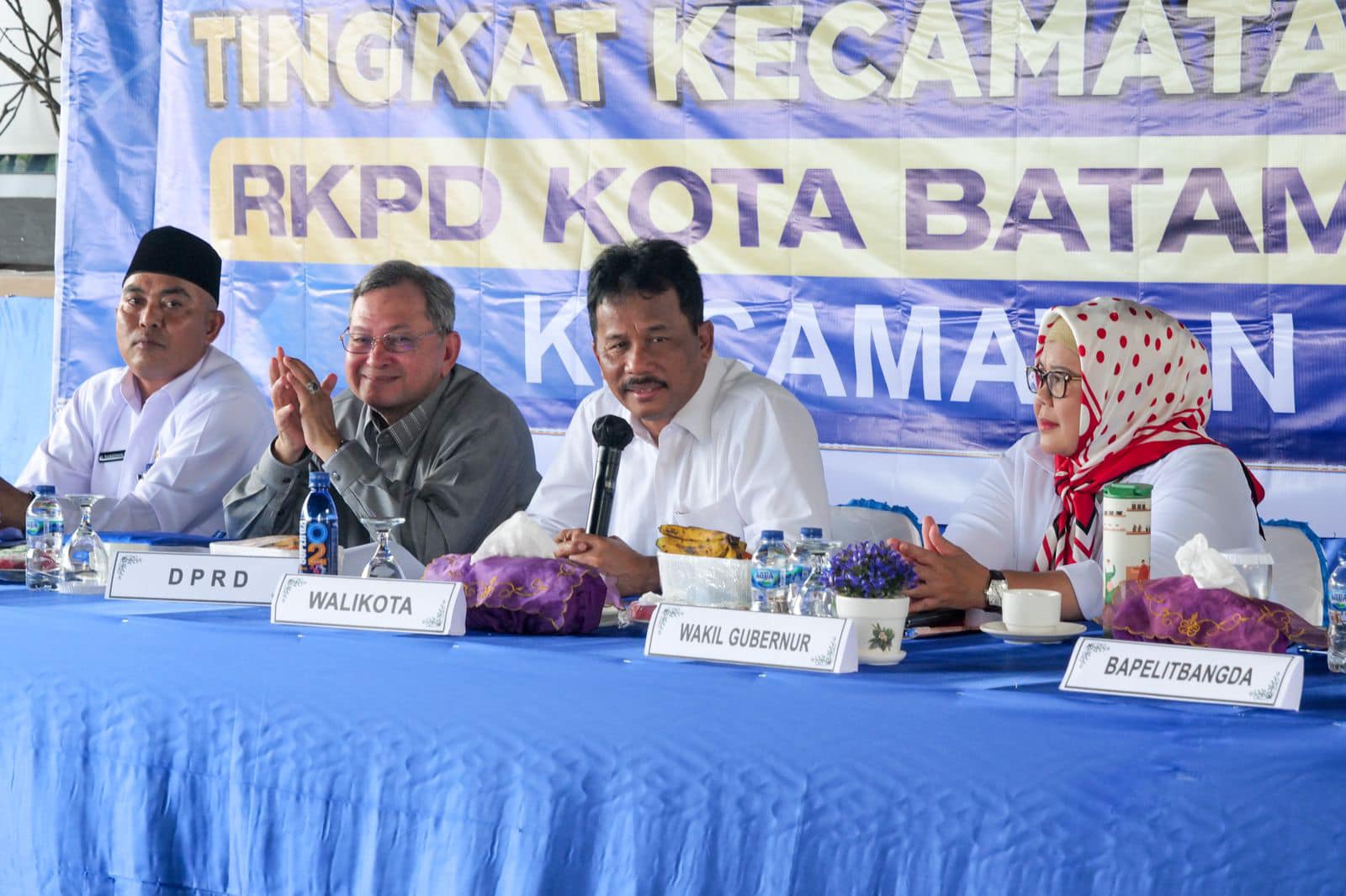 WALI Kota Batam H Muhammad Rudi (HMR), didampingi Wagub Marlin, menjawab pertanyaan warga dalam Musrenbang Kecamatan Bulang, di Nipah Island Resort, Jembatan II Barelang, Rabu (8/2/2023).