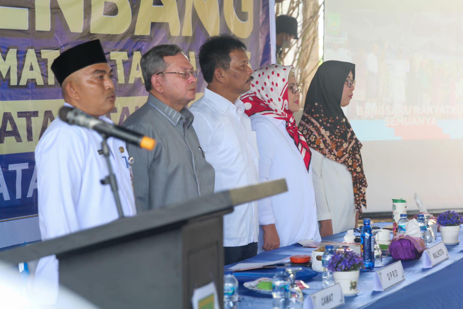 WAGUB Marlin, bersama Wali Kota Batam H Muhammad Rudi (HMR), menyanyikan lagu Indonesia Raya, di sela menghadiri Musrenbang Kecamatan Bulang, di Nipah Island Resort, Jembatan II Barelang, Rabu (8/2/2023).
