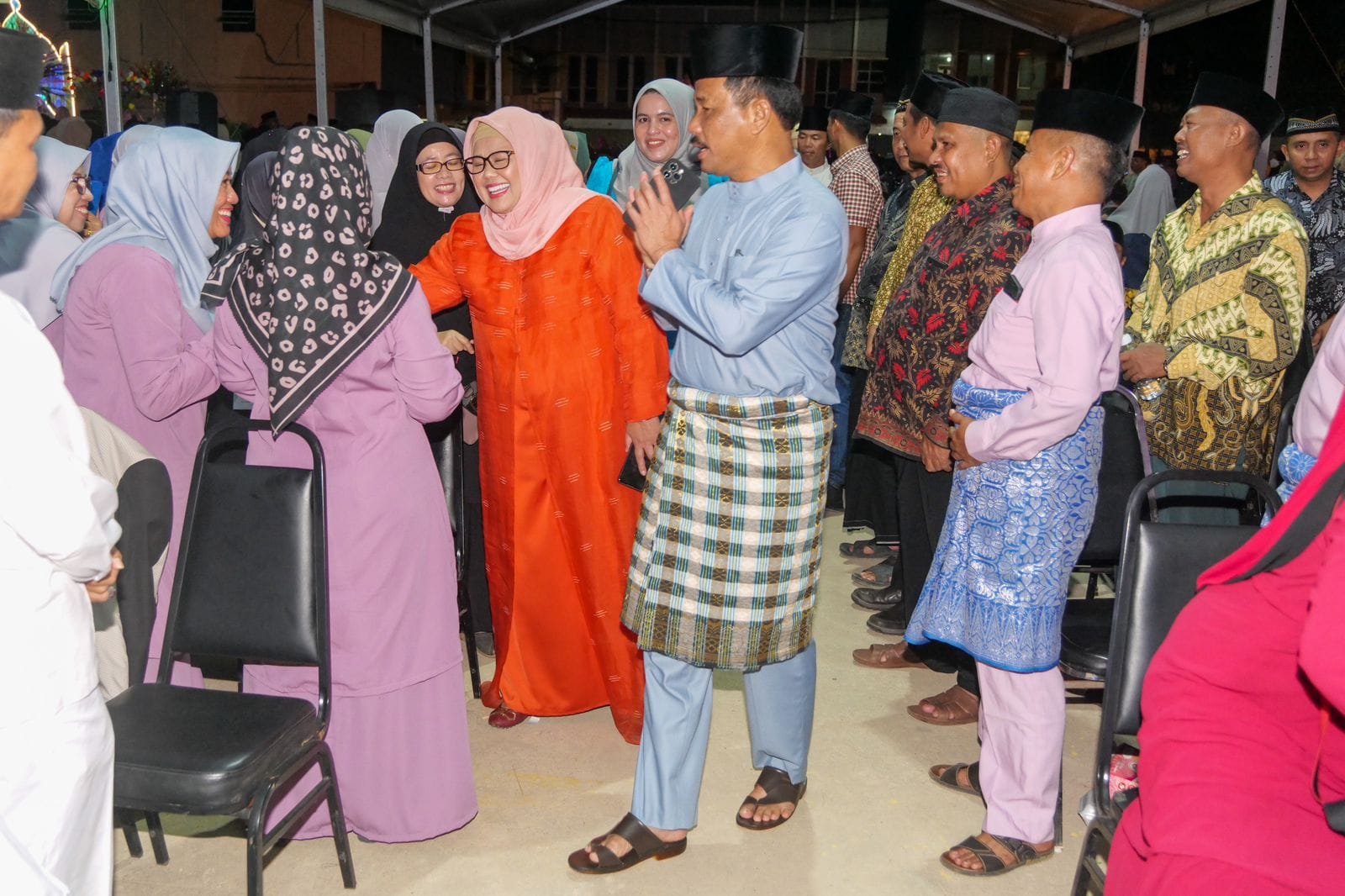 WAGUB Marlin dan Wali Kota Batam/Kepala Badan Pengusahaan Batam H Muhammad Rudi (HMR), membalas salam warga saat menghadiri pembukaan STQ IX Tingkat Kecamatan Sagulung, di Masjid Darul Muttaqin Tunas Regency, Kelurahan Seibinti, Sagulung Minggu (5/2/2023) malam.