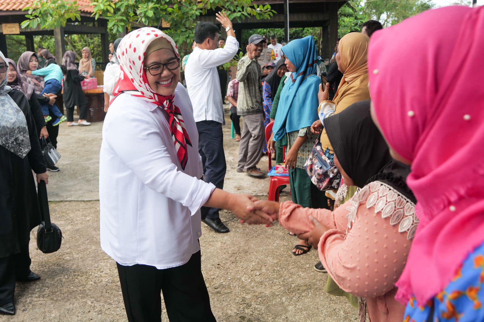 WAGUB Marlin, menyambut sapaan warga saat bersama Wali Kota Batam H Muhammad Rudi (HMR), menghadiri Musrenbang Kecamatan Bulang, di Nipah Island Resort, Jembatan II Barelang, Rabu (8/2/2023).