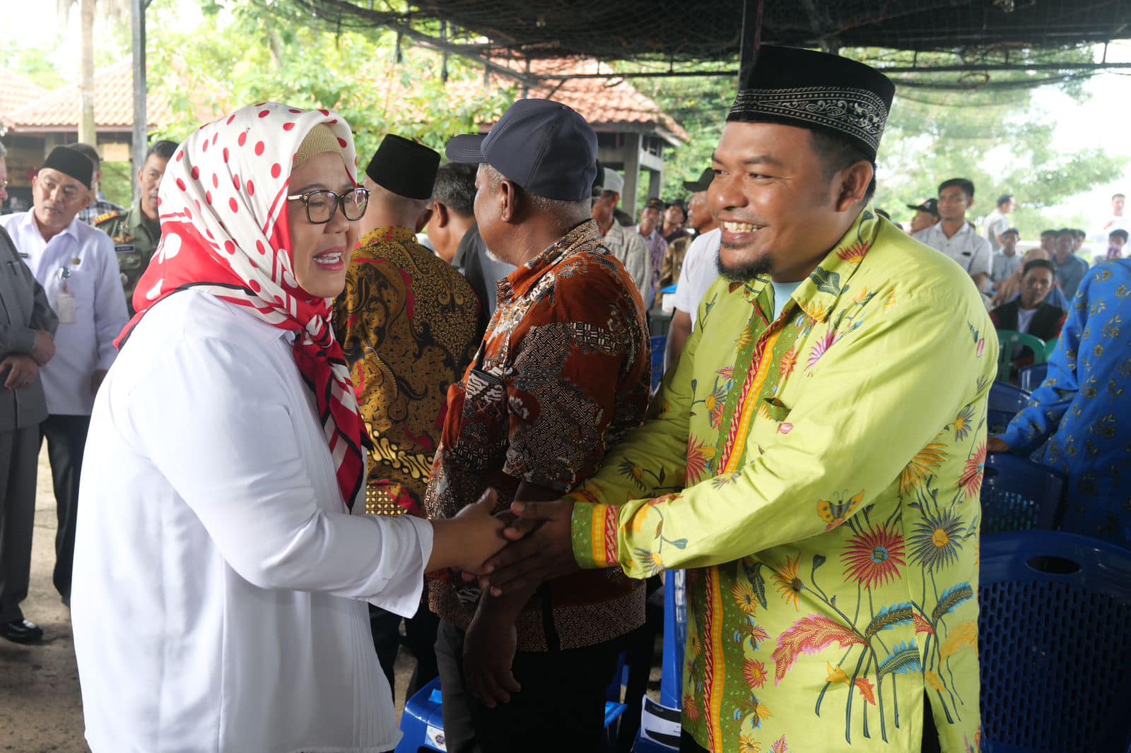 WAGUB Marlin, menyambut sapaan tokoh masyarakat saat bersama Wali Kota Batam H Muhammad Rudi (HMR), menghadiri Musrenbang Kecamatan Bulang, di Nipah Island Resort, Jembatan II Barelang, Rabu (8/2/2023).