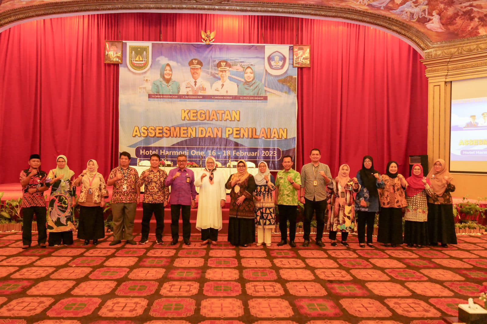 WAGUB Marlin didampingi Sekda Jefridin, foto bersama para narasumber Bimtek Assesmen dan Penilaian serta Bimtek PHBK Guru PAUD, di Hotel Harmoni One, Batam, Kamis (16/2/2023) pagi.