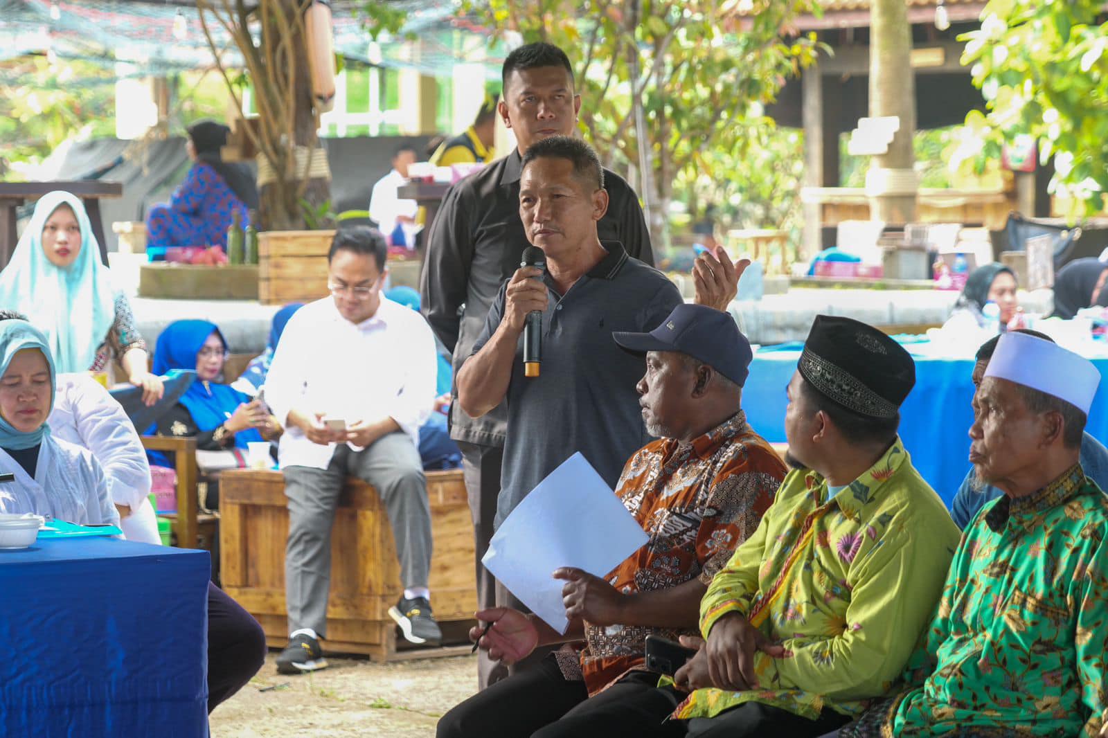 WARGA bertanya kepada Wali Kota Batam H Muhammad Rudi (HMR), di Musrenbang Kecamatan Bulang, di Nipah Island Resort, Jembatan II Barelang, Rabu (8/2/2023).