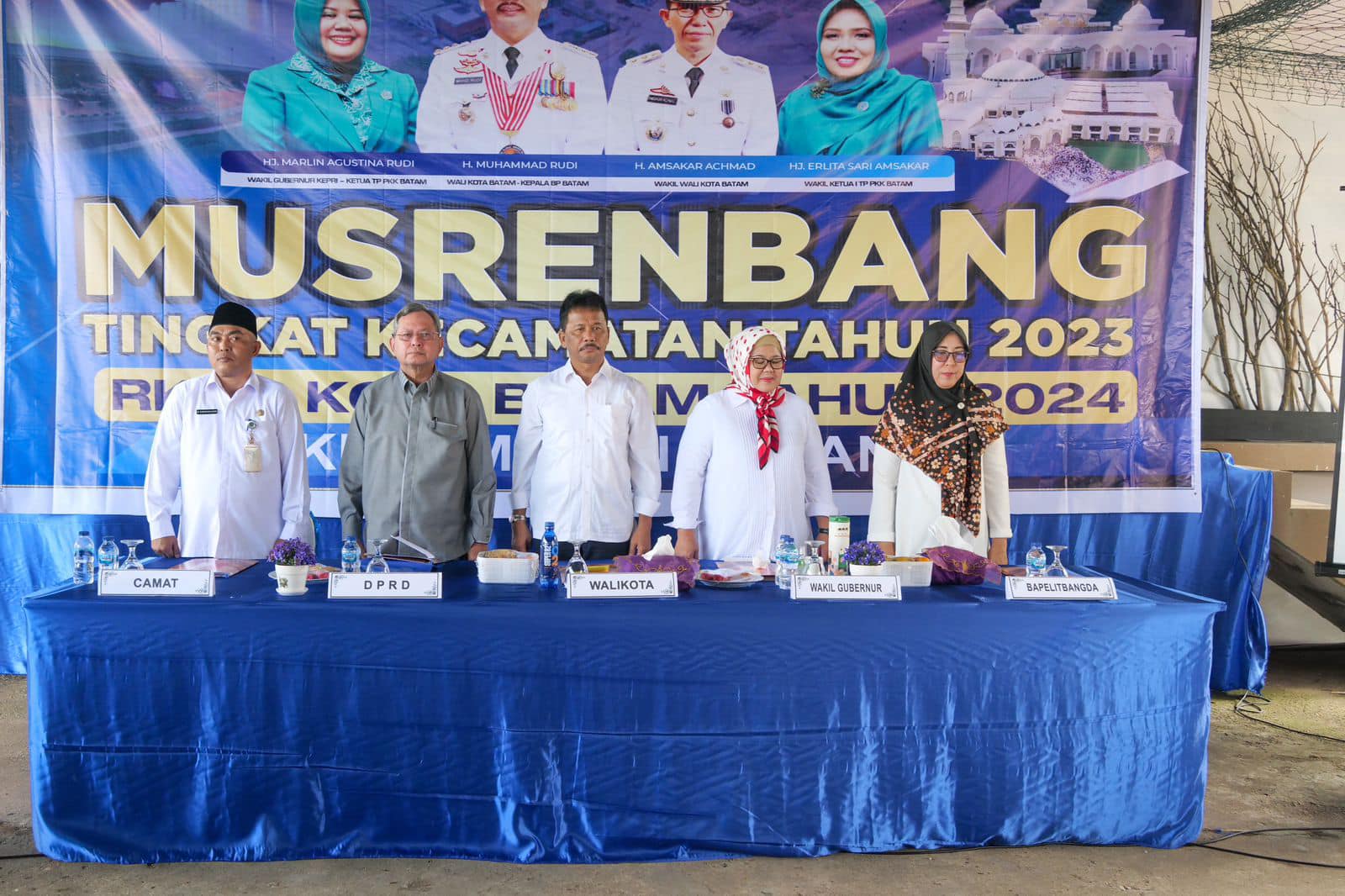 WAGUB Marlin, bersama Wali Kota Batam H Muhammad Rudi (HMR), menyanyikan lagu Indonesia Raya, di sela menghadiri Musrenbang Kecamatan Bulang, di Nipah Island Resort, Jembatan II Barelang, Rabu (8/2/2023).