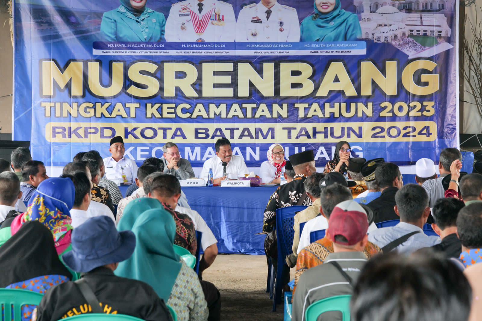 WALI Kota Batam H Muhammad Rudi (HMR), menjawab pertanyaan warga dalam Musrenbang Kecamatan Bulang, di Nipah Island Resort, Jembatan II Barelang, Rabu (8/2/2023).