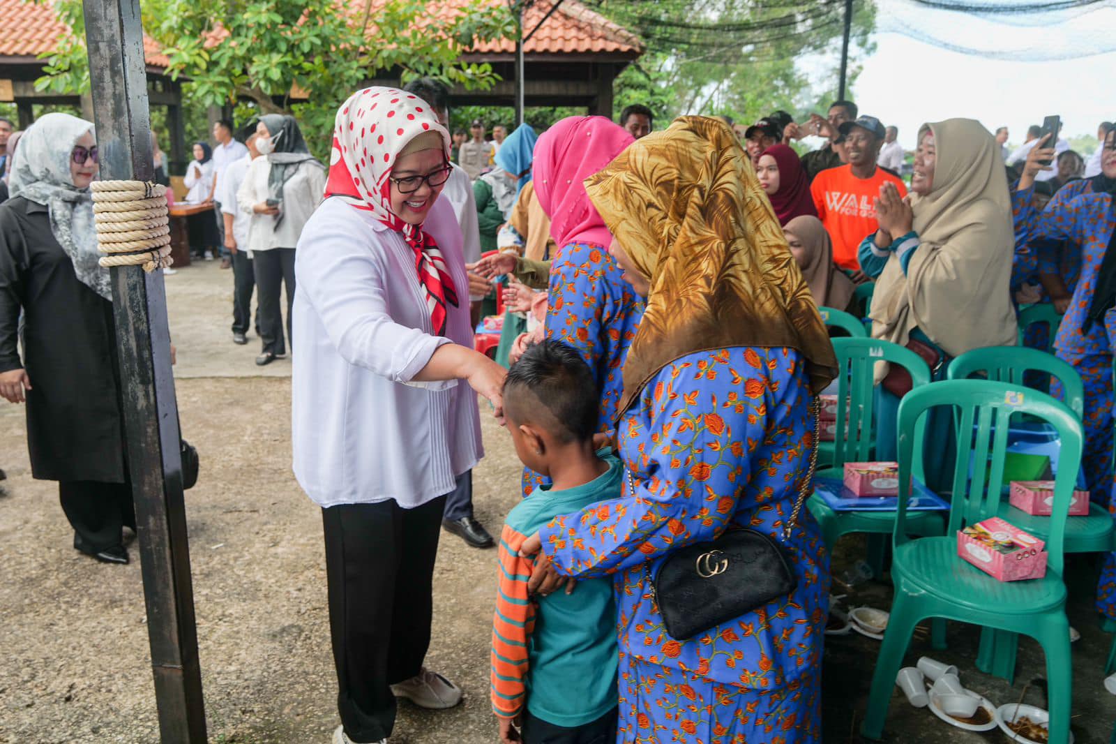 WAGUB Marlin, menyambut sapaan anak-anak saat bersama Wali Kota Batam H Muhammad Rudi (HMR), menghadiri Musrenbang Kecamatan Bulang, di Nipah Island Resort, Jembatan II Barelang, Rabu (8/2/2023).