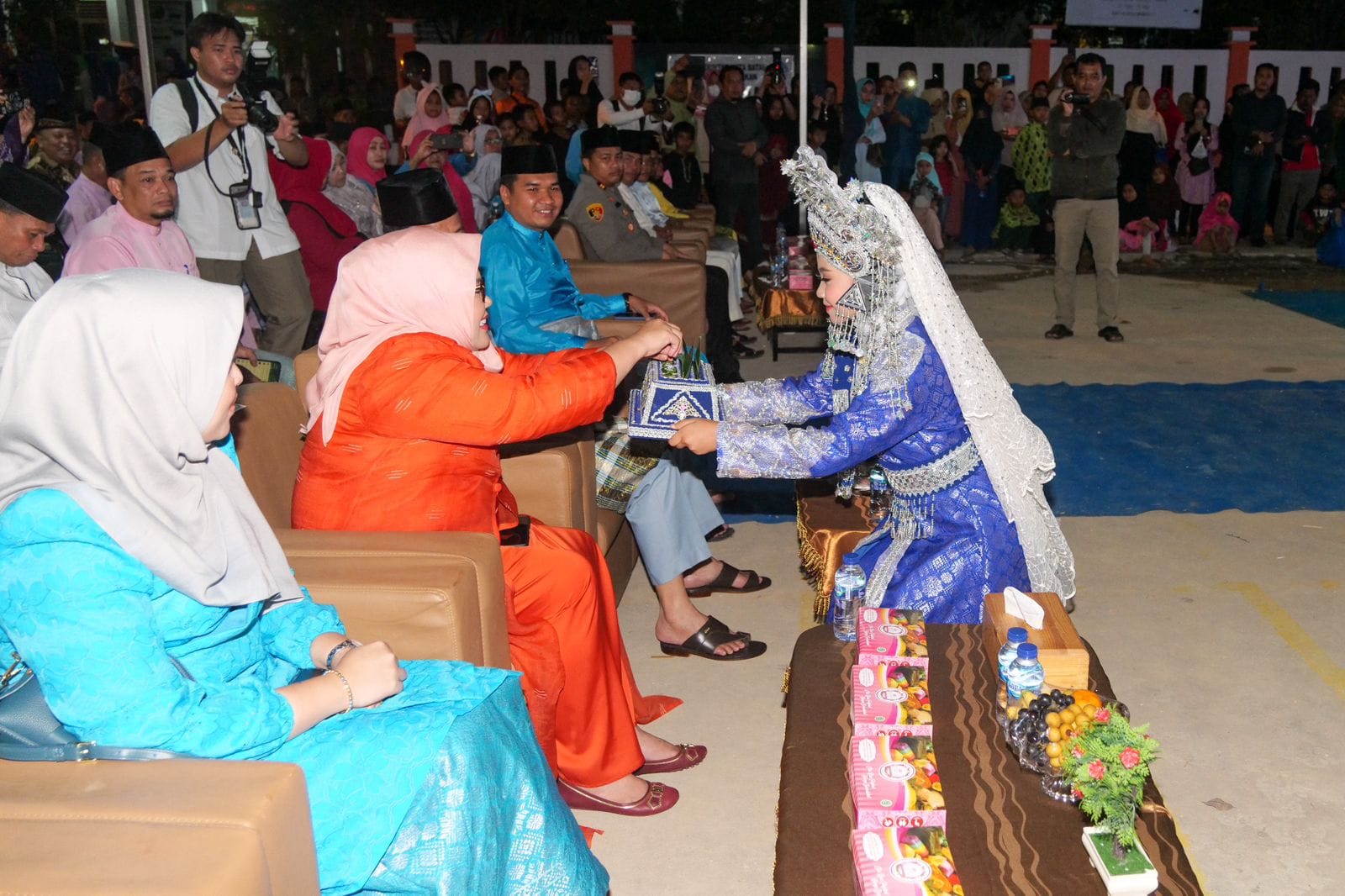 WAGUB Marlin menerima ucapan selamat datang, di sela Pembukaan STQ IX Tingkat Kecamatan Sagulung, di Masjid Darul Muttaqin Tunas Regency, Kelurahan Seibinti, Sagulung Minggu (5/2/2023) malam.