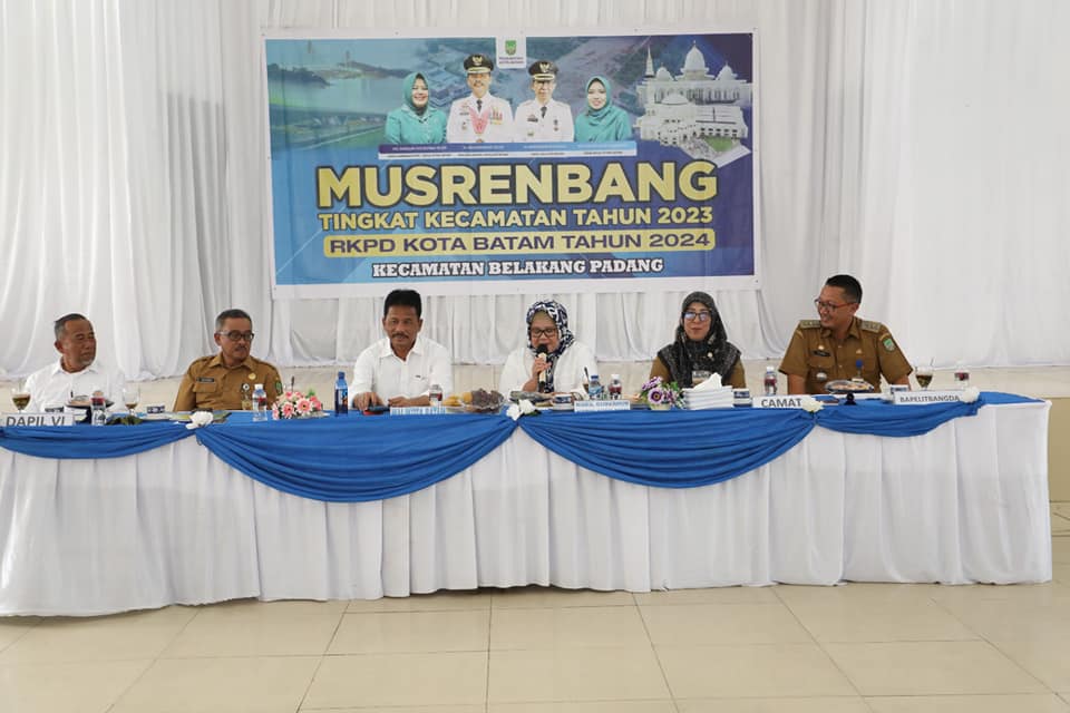 WAGUB Marlin, bersama Wali Kota Batam/Kepala Badan Pengusahaan Batam H Muhammad Rudi (HMR), Sekda H Jefridin, dan Camat Belakang Padang Yudi Admajianto, berbicara di sela Musrenbang Kecamatan Belakangpadang, Senin (6/2/2023) pagi.