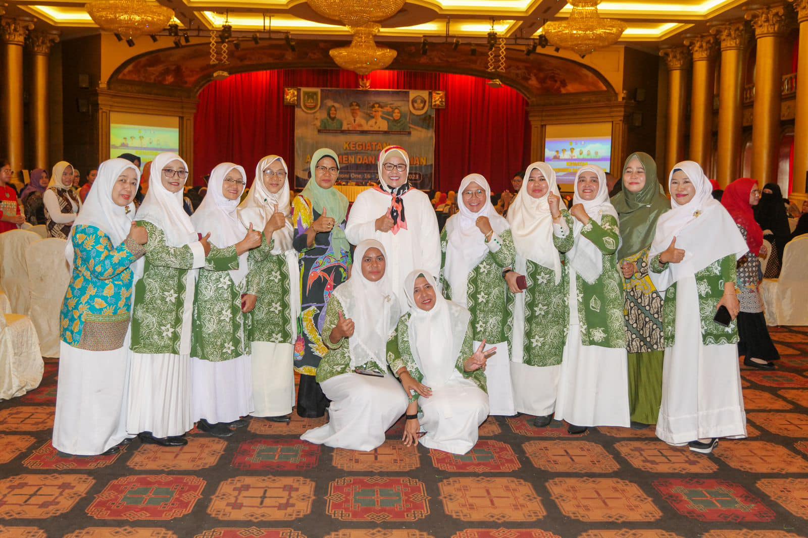 WAGUB Marlin foto bersama guru PAUD yang mengikuti Bimtek Assesmen dan Penilaian serta Bimtek PHBK Guru PAUD, di Hotel Harmoni One, Batam, Kamis (16/2/2023) pagi.