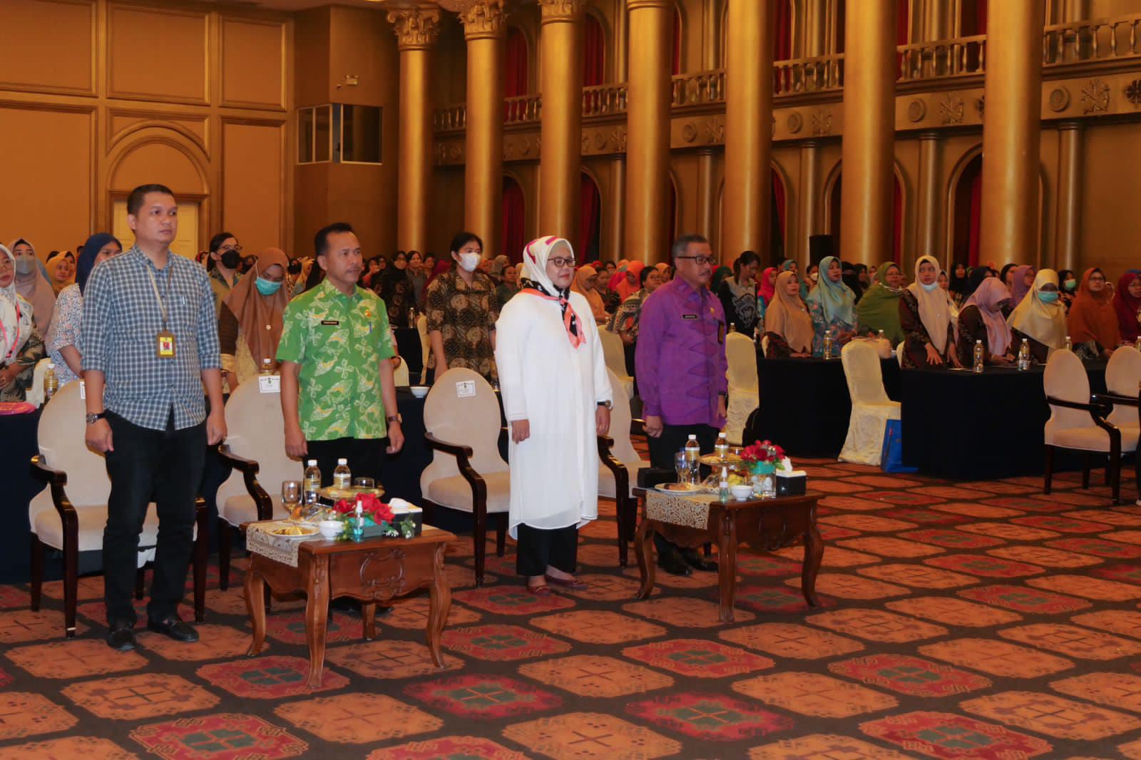 WAGUB Marlin didampingi Sekda Jefridin, dan Kadis Pendidikan Hendri Arulan, menyanyikan lagu Indonesia Raya, sebelum membuka Bimtek Assesmen dan Penilaian serta Bimtek PHBK Guru PAUD, di Hotel Harmoni One, Batam, Kamis (16/2/2023) pagi.