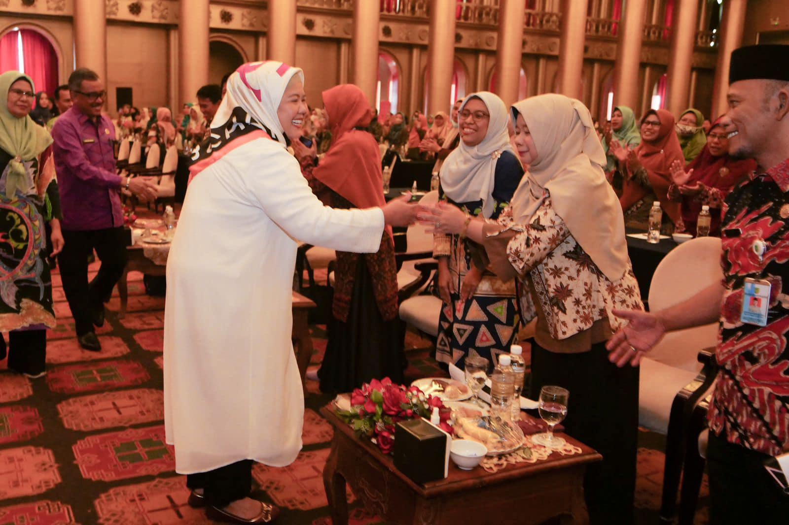 WAGUB Marlin didampingi Sekda Jefridin, membalas salam saat memasuki ruang Bimtek Assesmen dan Penilaian serta Bimtek PHBK Guru PAUD, di Hotel Harmoni One, Batam, Kamis (16/2/2023) pagi.