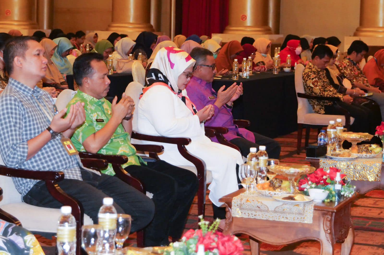 WAGUB Marlin didampingi Sekda Jefridin, doa bersama sebelum membuka Bimtek Assesmen dan Penilaian serta Bimtek PHBK Guru PAUD, di Hotel Harmoni One, Batam, Kamis (16/2/2023) pagi.