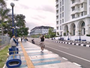 Jalur Pedestrian Depan Harmoni One Jadi Tempat Nongkrong Baru Remaja Kota Batam