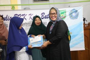 WARTA FOTO: Tak Perlu Berjanji, Marlin Langsung Beri Bantuan Warga Arira Garden