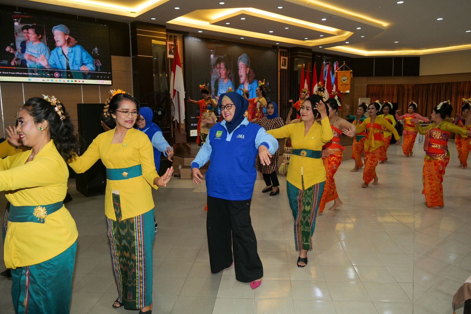 WAGUB Marlin ikut menari di sela menghadiri Perayaan HUT Ke-35 WHDI, di Aula Lantai 4, Pemko Batam, Minggu (26/2/2023).