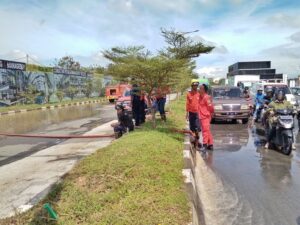 Genangan Air di Depan Pollux Tuntas Disedot Tim Damkar Pemko Batam