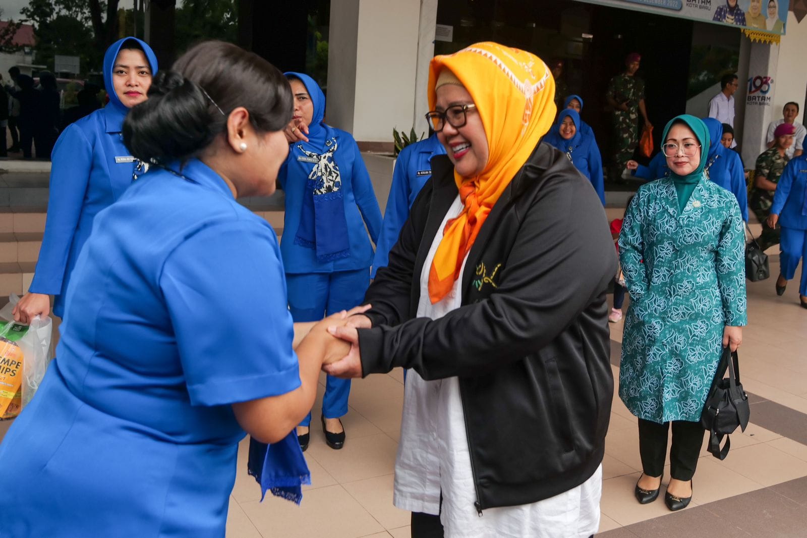KETUA Dekranasda Kota Batam Hj Marlin Agustina, menyambut Ketua Jalasenastri Ranting E Cabang 7 Gabungan Jalasenastri Korps Marinir, Ny Jati Nofry Kaloh, di Gedung Pemko Batam, Kota Batam, Rabu (1/3/2023) petang.