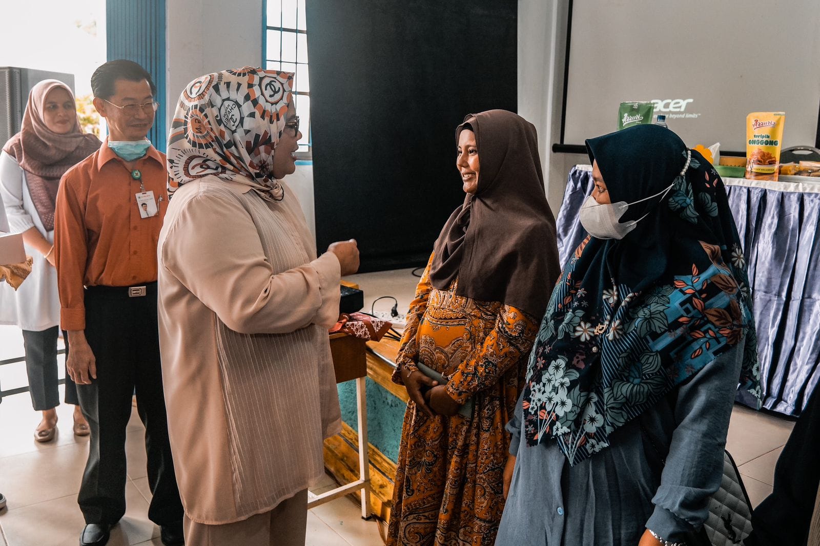 WAGUB Marlin berbincang tentang manfaat makan ikan, di sela menghadiri Sosialisasi Gerakan Memasyarakatkan Makan Ikan (Gemarikan), di Aula SMPN 9 Kecamatan Sagulung, Kota Batam, Rabu (8/4/2023) petang.