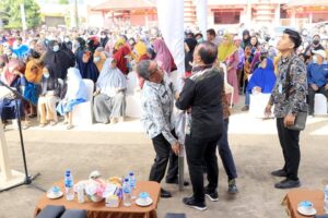 Tak Tega Lihat Warga Kepanasan, Jefridin Langsung Angkat Tenda Agar Antrean Nyaman
