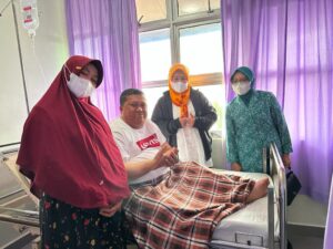 Doakan Lekas Sembuh, Wagub Marlin Jenguk Ustaz Candra yang Terbaring Sakit di RSBK