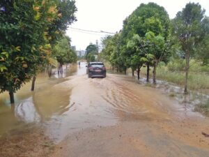 Air Luapan Danau Sekitar Kantor Camat Nongsa Mulai Berangsur Surut