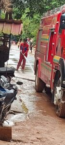 Tim Damkar Pemko Batam Terus Berjibaku Bersihkan Jalan Berlumpur di Pemukiman