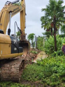 BM-SDA Pemko Batam Gali Drainase Agar Jalan Depan Pollux Habibie Tak Tergenang