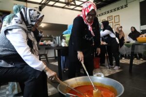 WARTA FOTO: Serunya Masak Seafood Tumpah Bersama “Chef” Marlin di Natuna