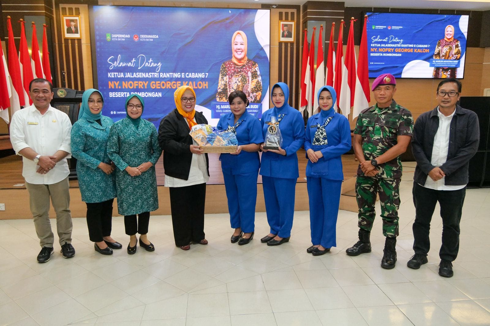 KETUA Dekranasda Kota Batam Hj Marlin Agustina, bertukar cendera mata dengan Ketua Jalasenastri Ranting E Cabang 7 Gabungan Jalasenastri Korps Marinir, Ny Jati Nofry Kaloh, dalam kunjungan yang diterima di Lantai 4 Aula Pertemuan Pemko Batam, Kota Batam, Rabu (1/3/2023) petang.