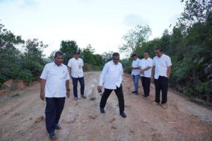 Tinjau Jalan Alternatif Piayulaut, Jefridin Minta Hari Ini Sudah Harus Sempurna Dilewati