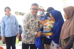 Jefridin Bagi Sembako Subsidi di Seibeduk, Masyarakat Menyambut Penuh Kesyukuran