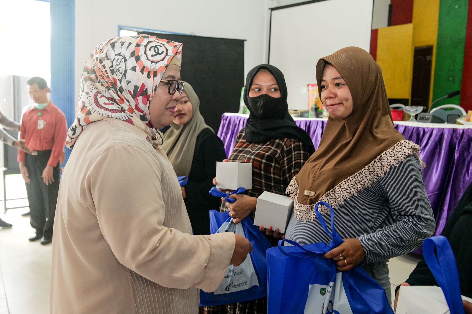 WAGUB Marlin memberikan bingkisan kepada ibu muda, di sela menghadiri Sosialisasi Gerakan Memasyarakatkan Makan Ikan (Gemarikan), di Aula SMPN 9 Kecamatan Sagulung, Kota Batam, Rabu (8/4/2023) petang.