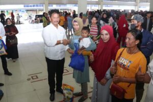 Tekan Inflasi, Topang Ekonomi, HMR Guyur Batam Ribuan Paket Sembako Bersubsidi